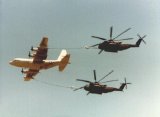 Egy KC-130 CH-53 helikoptereket tölt