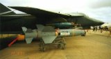 Egy F-111-es az AGM-124C Raptor robotrepülőgépekkel. Ez már stratégiai fegyver!