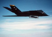 F-117 lézerirányítású bombát old