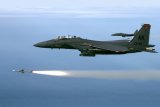 Egy F-15-ös AIM-7 Sparrow-t indít